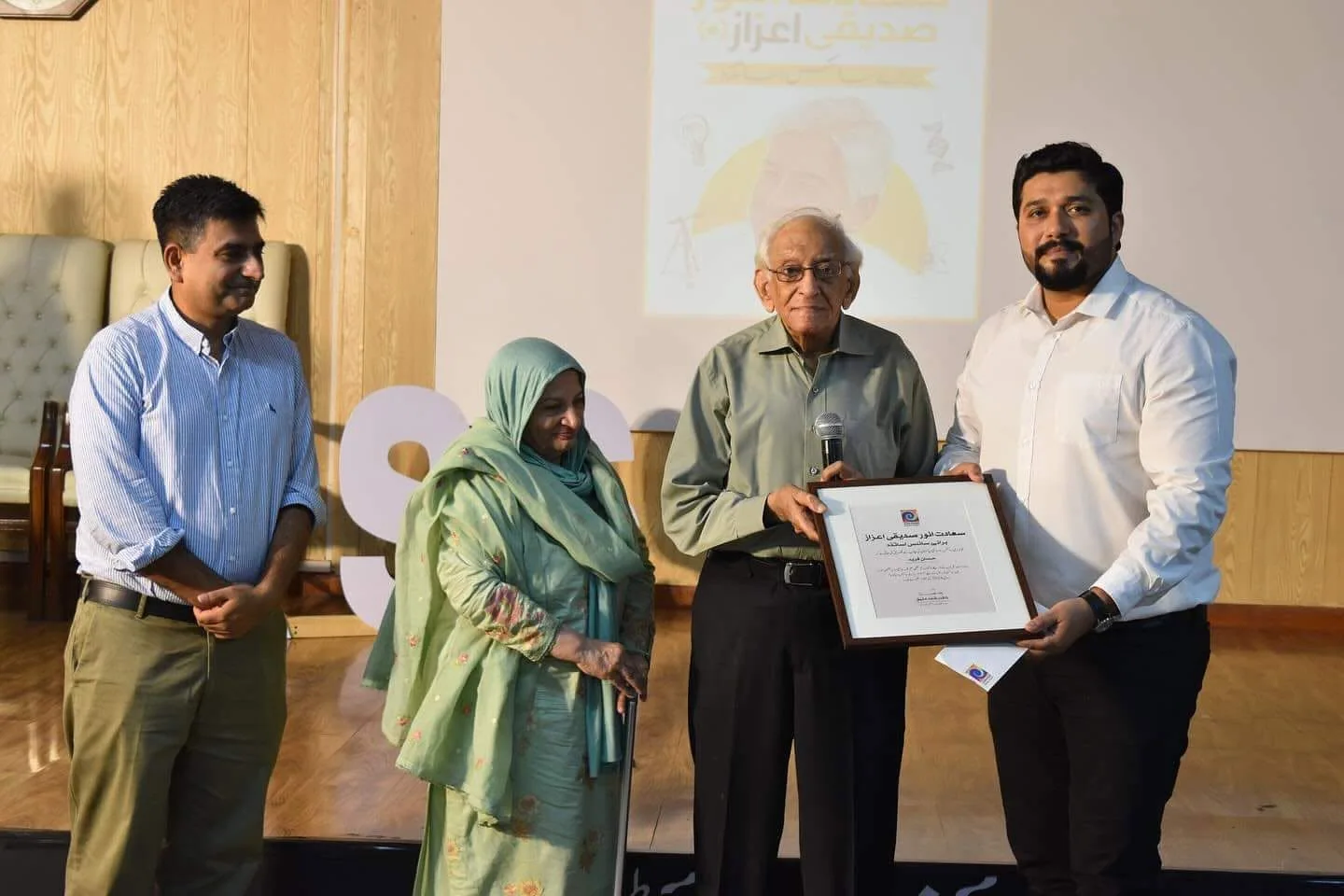 Hassaan Fareed receiving the Saadat Anwar Siddiqi Award